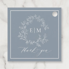 Modern Dusty Blue Leafy Crest Monogram Weddenschap Bedankjes Labels