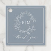 Modern Dusty Blue Leafy Crest Monogram Weddenschap Bedankjes Labels (Voorkant)