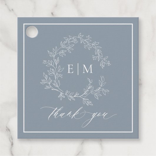 Modern Dusty Blue Leafy Crest Monogram Weddenschap Bedankjes Labels (Voorkant)
