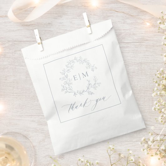 Modern Dusty Blue Leafy Crest Monogram Weddenschap Bedankzakje (Geknipt)