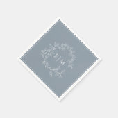 Modern Dusty Blue Leafy Crest Monogram Weddenschap Servet (Hoek)