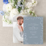 Modern Dusty Blue Minimal Leaf Photo Wedding Kaart<br><div class="desc">Het is tijd om je speciale dag te plannen, en we hebben alleen de trouwuitnodiging voor je. Onze uitnodiging tot een klein blauw leverbandhuwelijk is perfect voor stellen die een moderne, maar tijdloze blik willen. Het delicate leaf-lijnkunstmotief lijst de uitnodiging prachtig, terwijl de hand-breedgetrouwe kalligrafie een aanraking van elegantie toevoegt,...</div>
