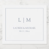 Modern Dusty Blue Minimalist Monogram Weddenschap Sparkling Wijnetiket (Enkel label)
