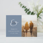 Modern Dusty Blue Monogram Foto Weddenschap Bedank (Staand voorkant)