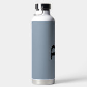 Modern Dusty Blue Monogram Script Naam Waterfles (Rechts)