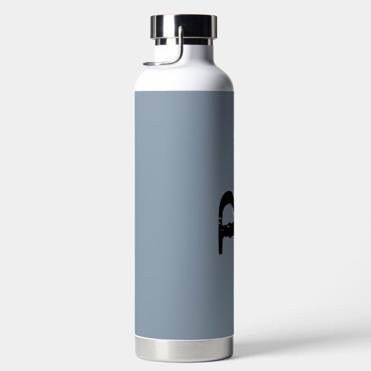 Modern Dusty Blue Monogram Script Naam Waterfles (Rechts)