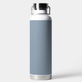 Modern Dusty Blue Monogram Script Naam Waterfles (Achterkant)