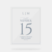 Modern Dusty Blue Monogram Trouwtafel Nummer Acryl Bord (Voorkant)