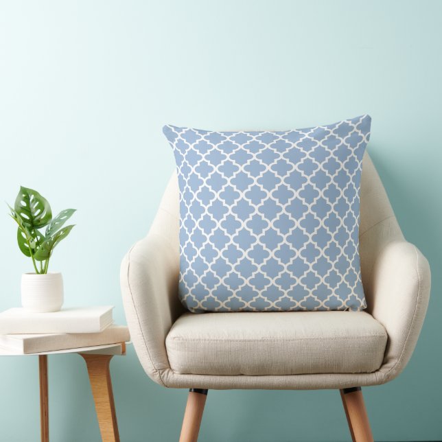 Modern Dusty Blue Moroccan Quatrefoil Pattern Kussen (Stoel)