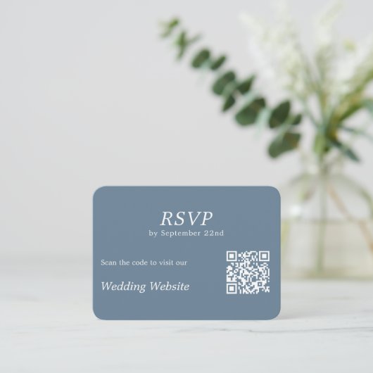 Modern Dusty Blue RSVP QR Code Bruiloft Website Informatiekaartje (Staand voorkant)