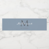 Modern Dusty Blue Script Monogram bruiloft Waterfles Etiket (Enkel label)