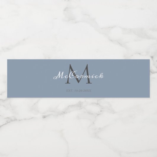 Modern Dusty Blue Script Monogram bruiloft Waterfles Etiket (Enkel label)