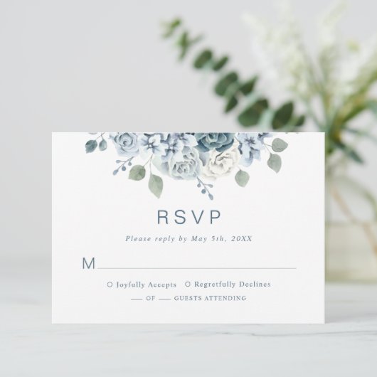 Modern Dusty Blue Waterverf Floral Wedding RSVP Kaartje (Staand voorkant)
