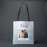 Modern Dusty Blue Waterverf Wedding Welcome Tote Bag<br><div class="desc">Deze prachtige en elegante, stoffige blauwe welkomstCanvas tas is voorzien van een waterverf-geschilderde ombre achtergrond met een witte rand en een foto voor het personaliseren. De achterkant is hetzelfde als de voorkant. Dit maakt deel uit van het Collectie van de Ombre van de Waterverf dat kan worden bekeken door op...</div>