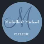 Modern Dusty Blue Wedding Monogram Ronde Sticker<br><div class="desc">Elegante bruiloft monogram stickers in trendy bruiloft kleur. Personaliseer de stoffige blauwe verbinding met monogram initiaal,  bruid en bruidegom naam en trouwdatum.</div>