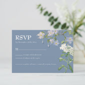 Modern Dusty Blue & White Floral Wedding RSVP Kaar (Staand voorkant)