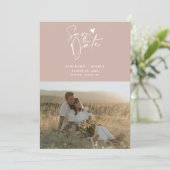 Modern Dusty Pink Calligrafie Script Foto Save The Date (Staand voorkant)