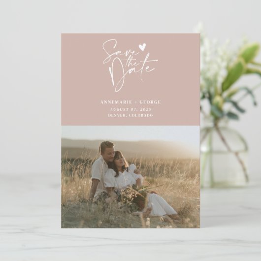 Modern Dusty Pink Calligrafie Script Foto Save The Date (Staand voorkant)