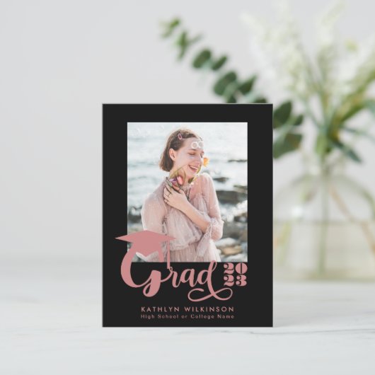 Modern Dusty Pink Script Trendy Photo Afstuderen Aankondigingskaart (Staand voorkant)