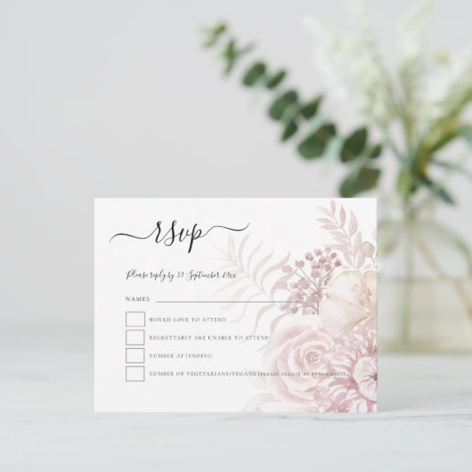 Modern Dusty Pink Tinted Florals Bruiloft RSVP Uitnodiging Briefkaart (Staand voorkant)