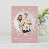 Modern Dusty Roos Sunburst Merry Christmas 2 Foto Feestdagenkaart (Staand voorkant)