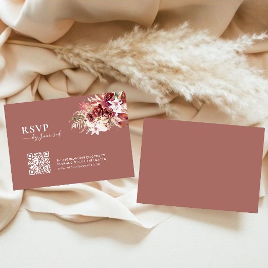 Modern Dusty Rosewood & Blush QR Code Wedding RSVP Kaartje