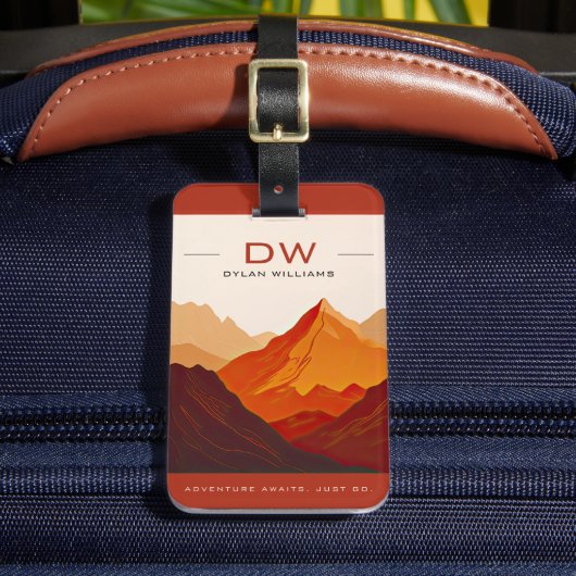 Modern Earth Tone Mountains Avontuur Monogram Bagagelabel (Voorkant Insitu 2)