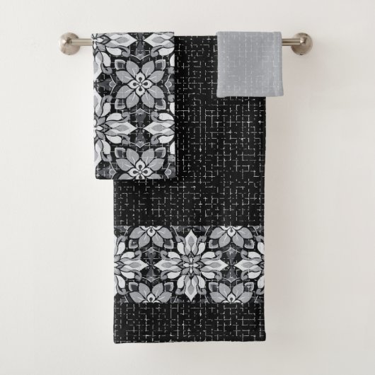 Modern eclectisch zwart wit bloemenpatroon bad handdoek (Insitu)