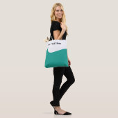 Modern eenvoudig Blauwgroen en wit Tote Bag (Op model)