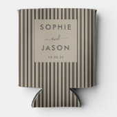 Modern Eenvoudig Elegant Bruiloft Script Gestreept Blikjeskoeler (Voorkant)