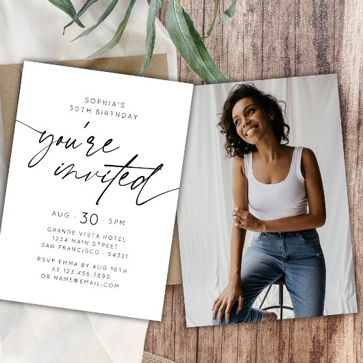 Modern eenvoudig Je bent uitgenodigd Verjaardagsfe Kaart