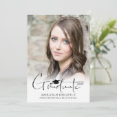 Modern eenvoudig met de hand geletterd Afstuderen Aankondiging (Staand voorkant)