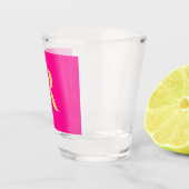 Modern Eenvoudig Monogram Heet Roze Shot Glas (Rechts)