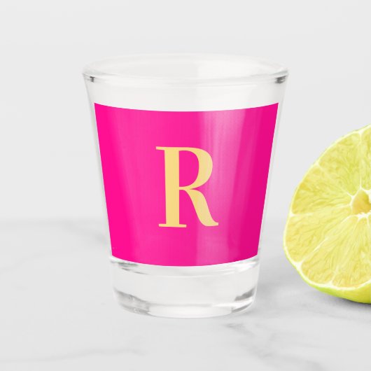 Modern Eenvoudig Monogram Heet Roze Shot Glas (Voorkant)