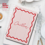 Modern Eenvoudig Roze en Rode Grens Monogram iPad Pro Cover<br><div class="desc">Bescherm uw iPad met een unieke gepersonaliseerde iPad cover met een modern,  trendy golvend randpatroon. In blush roze en rood,  voeg je monogram of naam in moderne handgeschreven stijl om een cover uniek van jou te maken. Personaliseer onze sjabloon met elke tekst die u wilt.</div>