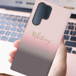 Modern Eenvoudig Roze Paarse en Gouden Monogram Samsung Galaxy Hoesje<br><div class="desc">Voeg deze stijlvolle look toe aan uw telefoon met dit moderne roze,  paarse en grijze verloopontwerp. Deze telefoonhoes heeft een eenvoudig gepersonaliseerd gouden monogram. Chique,   en geavanceerd.</div>