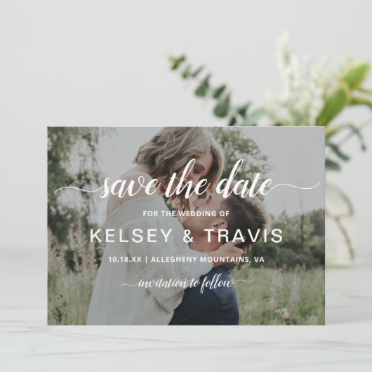 Modern eenvoudig script foto elegante bruiloft save the date (Staand voorkant)