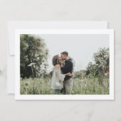 Modern eenvoudig script foto elegante bruiloft save the date (Achterkant)