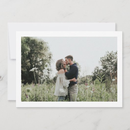 Modern eenvoudig script foto elegante bruiloft save the date (Achterkant)