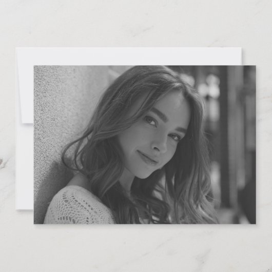 Modern Eenvoudig Script Zwart Wit Foto Afstuderen Aankondiging (Achterkant)