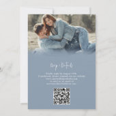 Modern Eenvoudig Stoffig Blauw RSVP QR-code Bruilo Kaart (Achterkant)