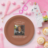 Modern Eenvoudig Terracotta Bruin Foto Afstuderen Papieren Bordje (Feest)