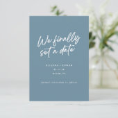 Modern Eenvoudig We Hebben Eindelijk Een Datum Huw Save The Date (Staand voorkant)