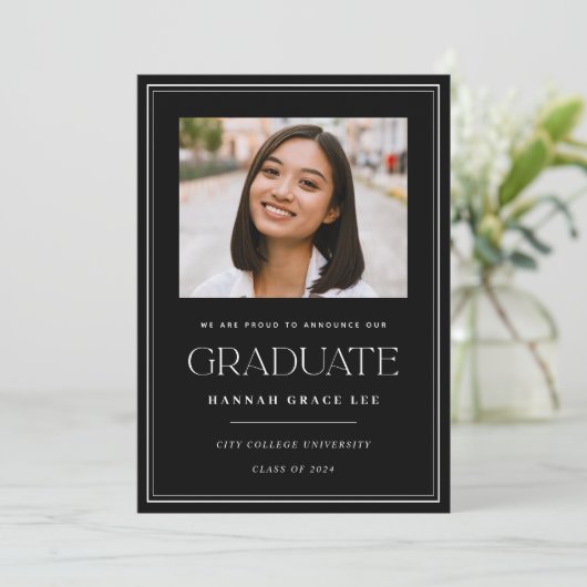 Modern Eenvoudig Zwart Wit Foto Afstuderen Aankondiging (Staand voorkant)