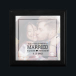 Modern Eerste Kerstmis Getrouwd Vervaagd Foto Cadeaudoosje<br><div class="desc">Voor uw eerste kerst verloofd deze gepersonaliseerde moderne sieraden doos beschikt over uw vervaagde foto op de voorkant met een overlay en tekst hieronder die "Onze eerste kerst getrouwd" met uw voornamen vergezeld door een hart en jaar aan te passen. Veel succes op je toekomstige bruiloft! Ontworpen door kunstenaar ©Susan...</div>