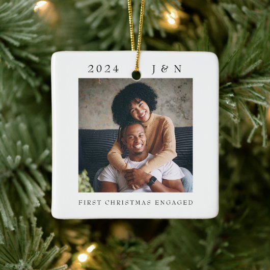 Modern Eerste Kerstmis Verloving Foto Keramisch Ornament (Boom)