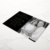 Modern Elegance Black en Gold Photo Wedding Folie Uitnodiging (Gedraaid)