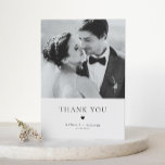 Modern Elegance Black Typography Weddenschap Bedan Bedankkaart<br><div class="desc">Moderne Elegance Black Typography Weddenschap Hartelijk dank | bedankt sturen naar familie en vrienden omdat ze deel uitmaken van je speciale dag met deze aanpasbare trouwkaart. Het bevat minimalistische typografie met hartillustratie. Functie uw favoriete trouwfoto vooraan op de kaart en voeg een andere foto achter op de kaart toe. Dit...</div>