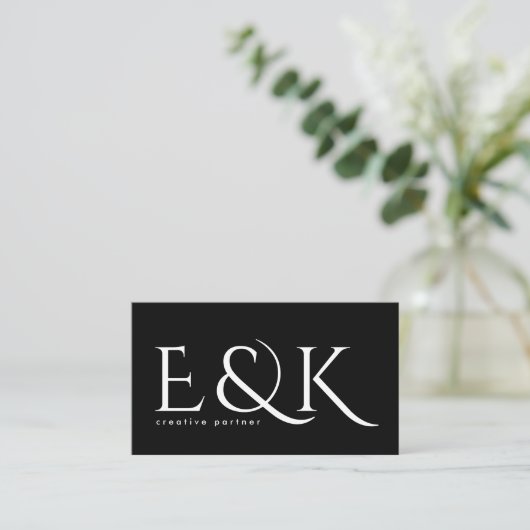 Modern Elegance Bold Big Monogram Black script Visitekaartje (Staand voorkant)