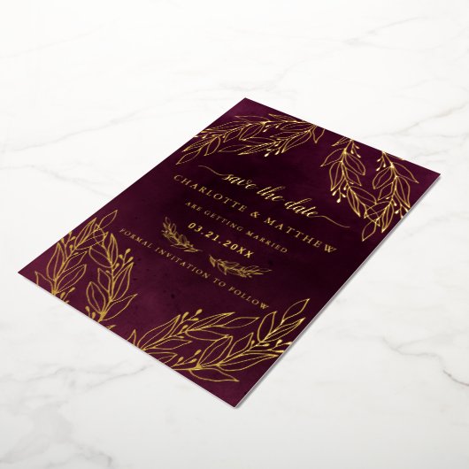 Modern Elegance Burgundy Save the Date Folie Uitnodiging (Gedraaid)
